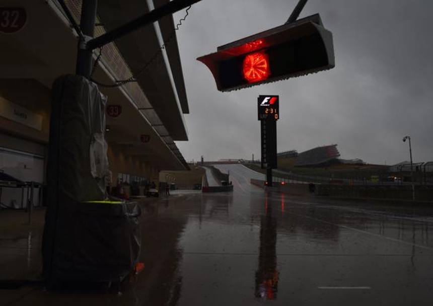 La seconda sessione di libere ad Austin  stata cancellata per il diluvio abbattutosi sulla pista: nuvoloni neri, pioggia torrenziale, visibilit insufficiente a garantire la sicurezza hanno portato alla decisione di annullare le Libere2. In mattinata, sempre sul bagnato, il migliore era stato Rosberg, con Vettel 6. Per le qualifiche le previsioni, se possibile, sono anche peggiori. Afp 